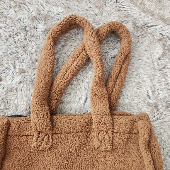 ASOS Design Brown Fuzzy Sherpa Tote Bag - Picture 3 of 11